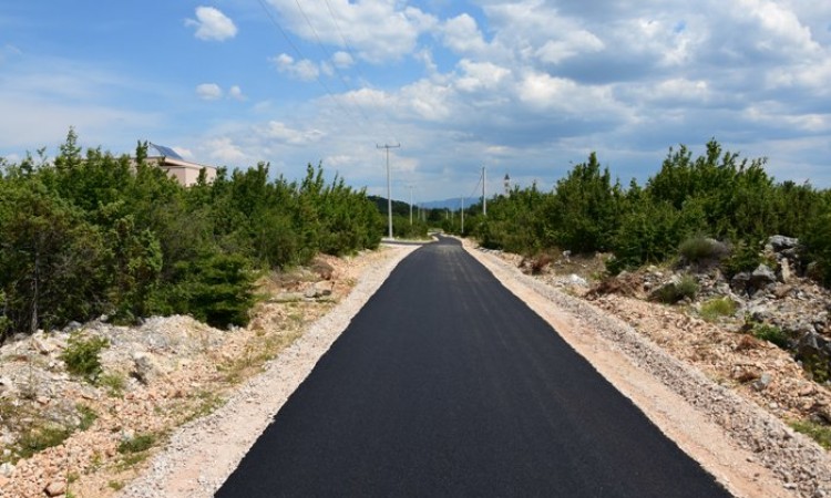 Potpisana tri ugovora za sanaciju cesta vrijedna gotovo 630.000 KM