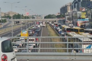 Vozači širom Srbije zaustavili automobile i blokirali saobraćaj zbog poskupljenja goriva