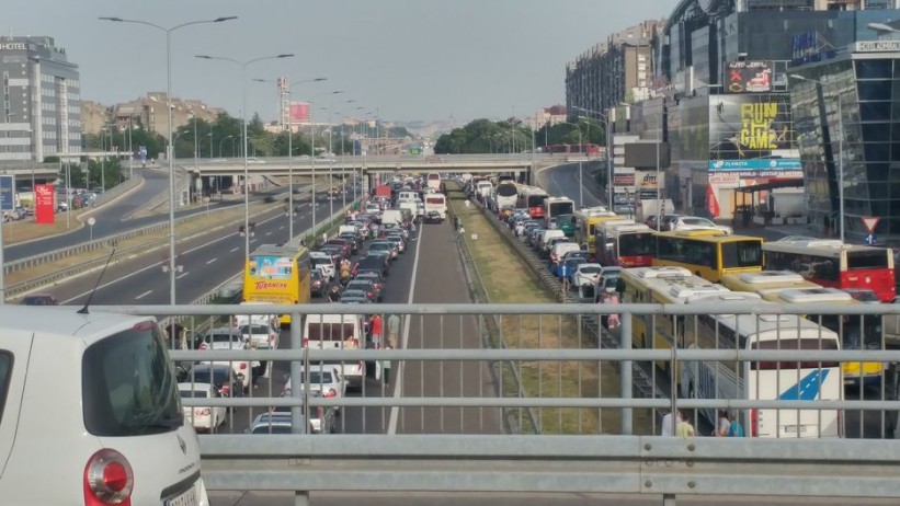 Vozači širom Srbije zaustavili automobile i blokirali saobraćaj zbog poskupljenja goriva