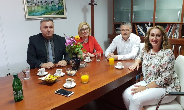 Ministri Đapo i Vujanović u posjeti tvornici namještaja 'Maoles' u Mostaru