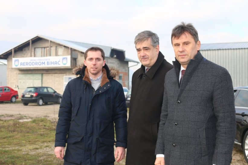 Aerodrom u Bihaću: Novalić nezadovoljan dinamikom radova, menadžment tvrdi da zakon usporava izgradnju