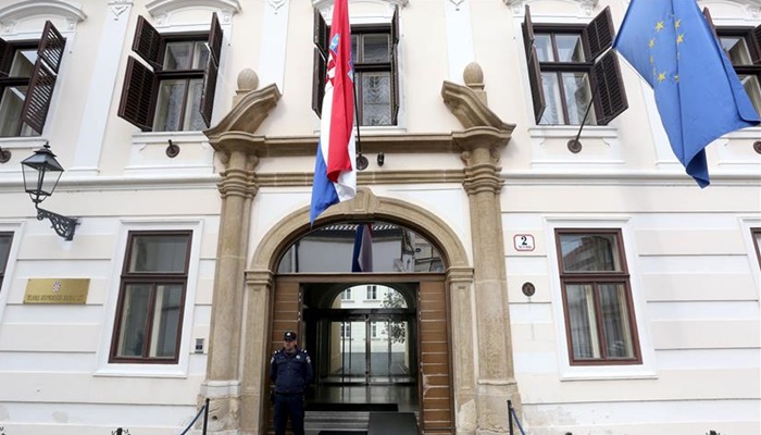 Hrvatska vlada povisila prosječnu plaću za 96 eura