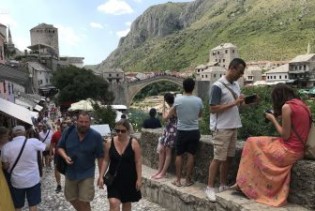 Mostar prepun turista, turistički radnici djelomično zadovoljni sezonom