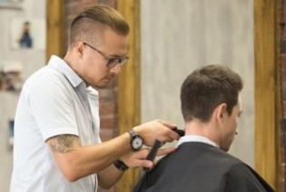 Frizerski salon u Rusiji nudi frizure za tri dolara, planiraju otvoriti 5.000 poslovnica