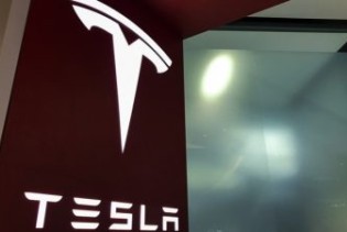 Kompanija Tesla prvi put nadmašila Mercedes-Benz po prodaji u SAD-u