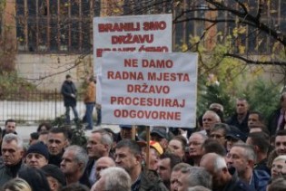 Radnici GIKIL-a protestuju ispred zgrade Vlade FBiH u Sarajevu