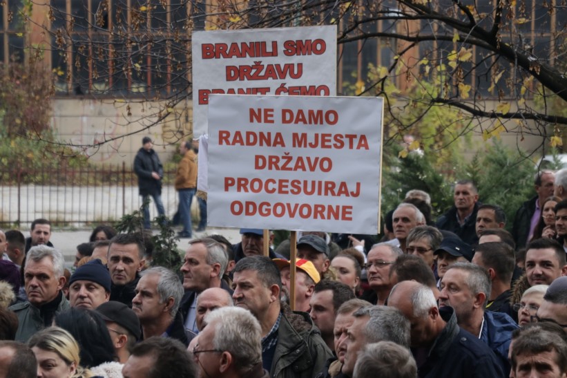 Radnici GIKIL-a protestuju ispred zgrade Vlade FBiH u Sarajevu