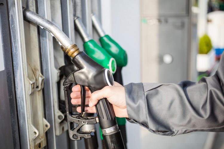 Nastavljen blagi pad cijena goriva u FBiH, benzin od 3,06 KM, dizel od 3,26 KM po litru