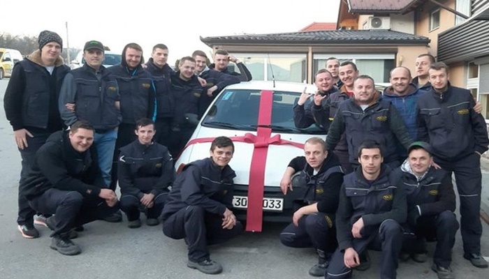 Radnici firme "Turija" iz Bihaća kolegi kupili auto i uljepšali mu praznike