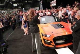 Prvi proizvedeni Ford Mustang Shelby GT500 prodan za 1,1 milion dolara