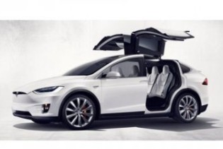 Tesla u nedjelju u ponoć gasi jeftinije verzije Modela S i X