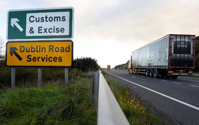 Britanija neće uvoditi nove kontrole roba na granici s Irskom