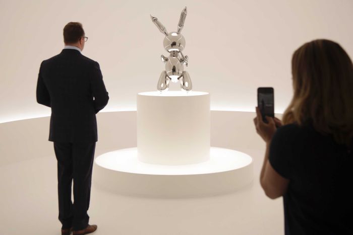 Skulptura Jeffa Koonsa oborila rekord, prodana za 91 milion dolara