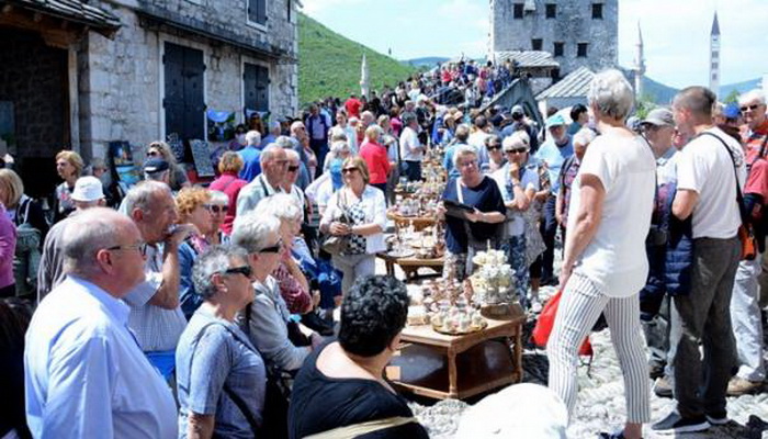 Brojni domaći i strani turisti preplavili Mostar