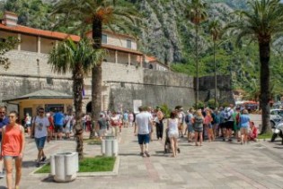 Povećan broj turista u Crnoj Gori: Smještaj od 15 eura, parking od 0,80 eura