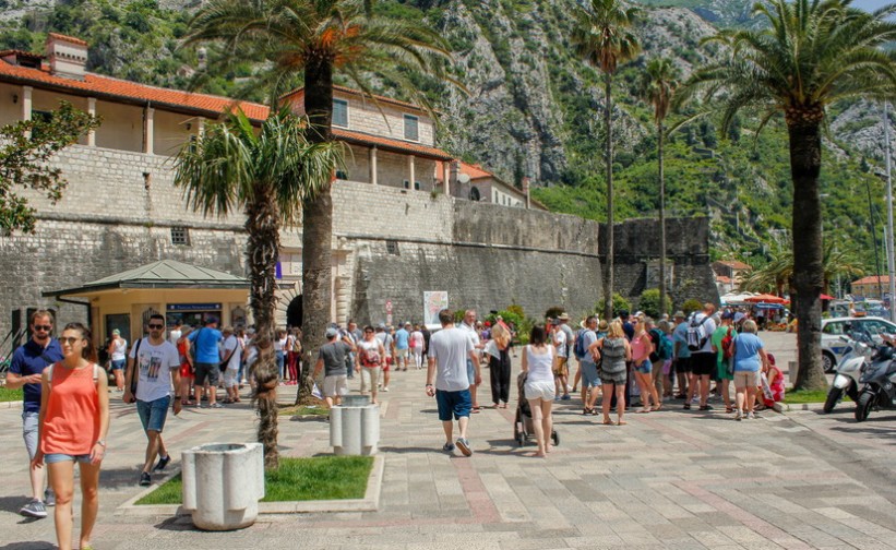 Povećan broj turista u Crnoj Gori: Smještaj od 15 eura, parking od 0,80 eura