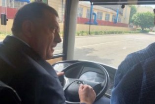 Dodik posjetio fabriku "MAZ" u Bjelorusiji, vozio i autobus