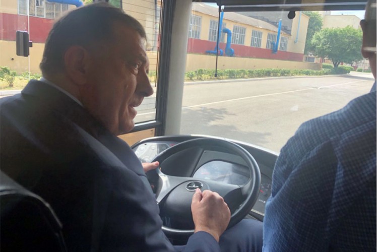 Dodik posjetio fabriku "MAZ" u Bjelorusiji, vozio i autobus