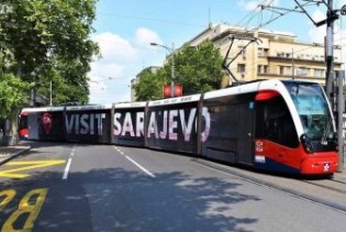 Tramvaj sa natpisom "Visit Sarajevo" kruži ulicama Beograda