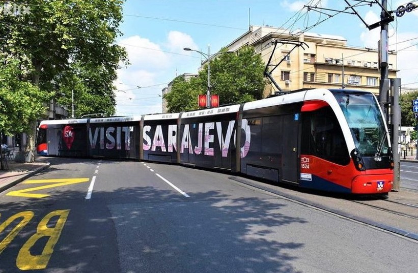 Tramvaj sa natpisom "Visit Sarajevo" kruži ulicama Beograda