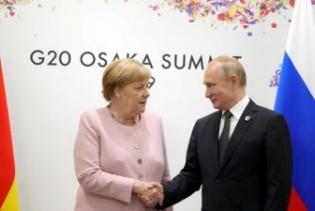 Merkel i Putin: Ubrzati razgovore o tranzitu gasa