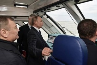 Putin otvorio željeznički most prema anektiranom Krimu