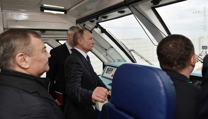 Putin otvorio željeznički most prema anektiranom Krimu