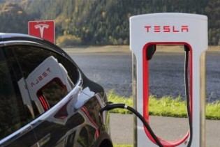 Električni Porsche ili Tesla: Ko brže puni baterije?