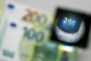 Dolar ojačao, euro pod pritiskom