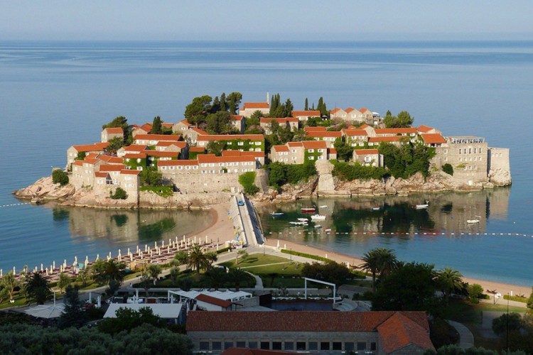 Turistički promet Crne Gore pada 40 odsto