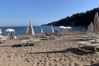 Strahovit pad broja turista u Budvi: Hoteli nisu ni otvoreni, puste plaže