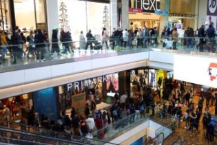 Uprkos pandemiji, Božićna shopping groznica u Londonu