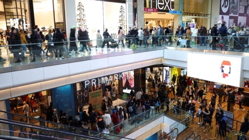 Uprkos pandemiji, Božićna shopping groznica u Londonu