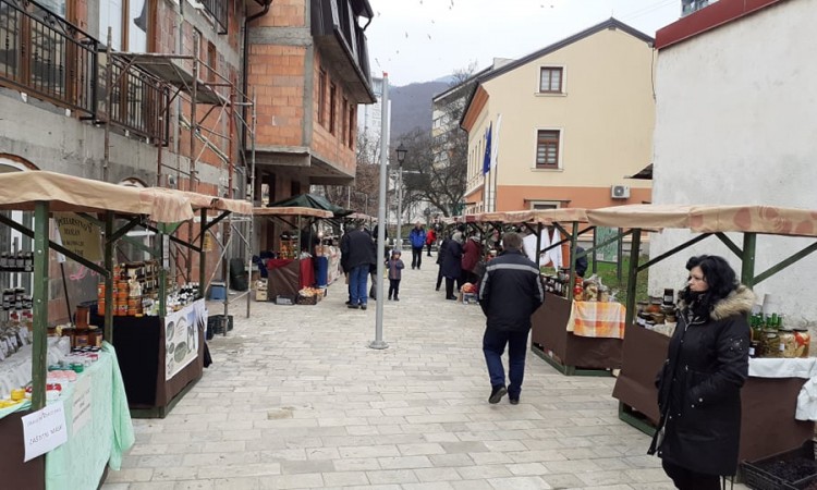 Prodajni bazar u Goraždu okupio izlagače iz različitih krajeva BiH
