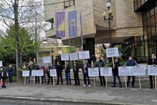 Protest ispred Parlamenta: Nigdje u svijetu nije zabranjena gradnja mini HE