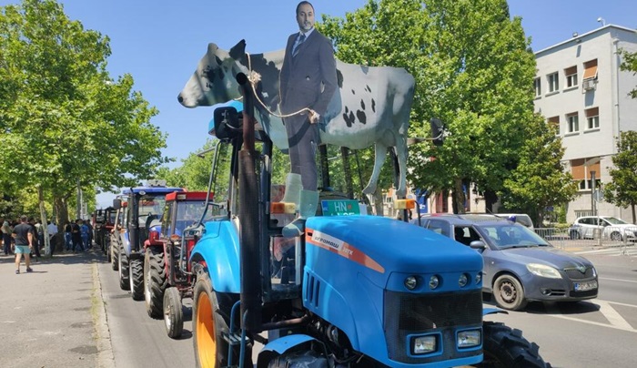 Crnogorski poljoprivrednici parkirali traktore ispred vlade i parlamenta