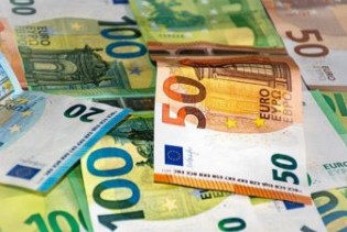 Dolar u usponu, euro oslabio