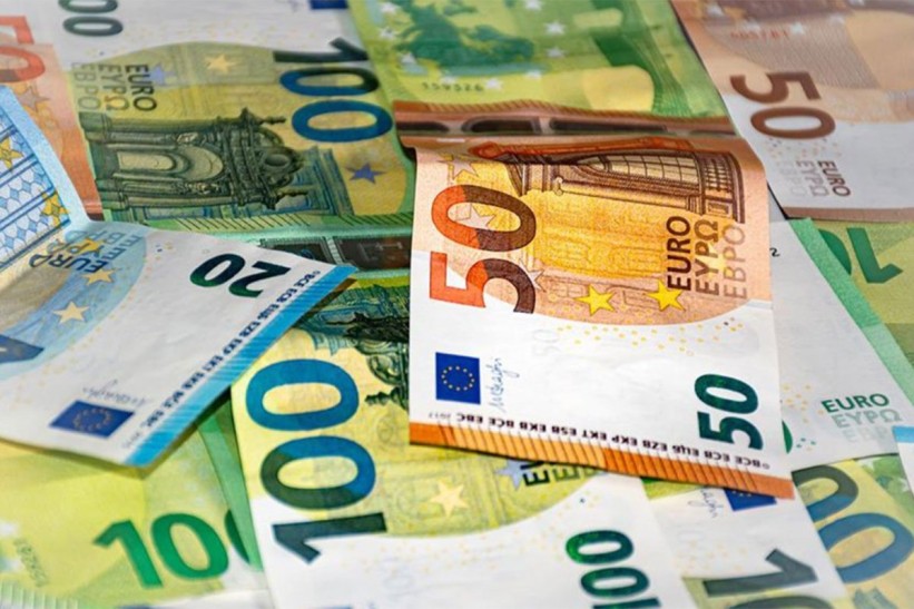 Dolar u usponu, euro oslabio