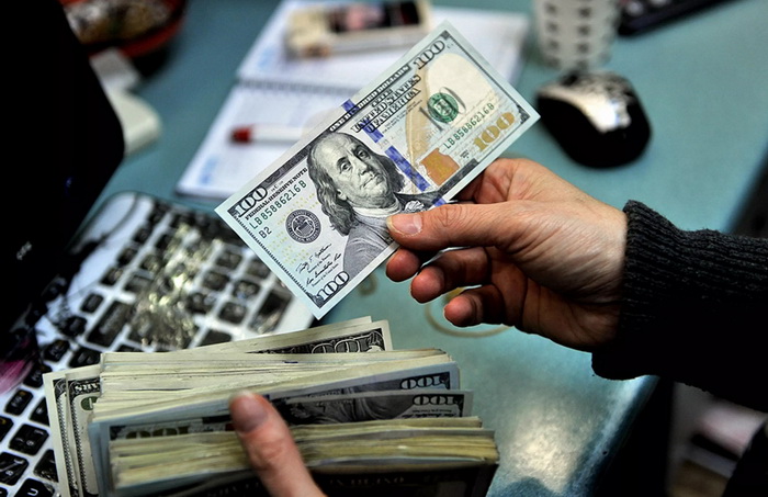 Dolar oslabio nakon tri sedmice rasta
