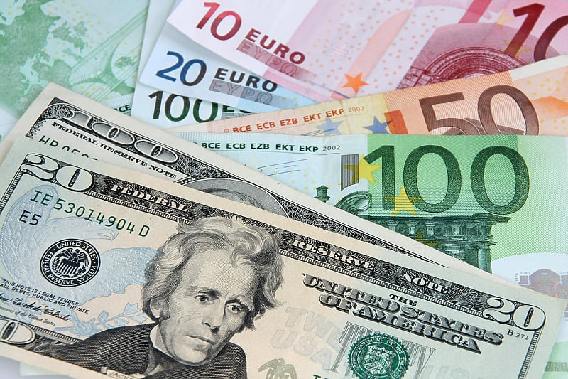 Euro pao za više od 1 posto u odnosu na dolar