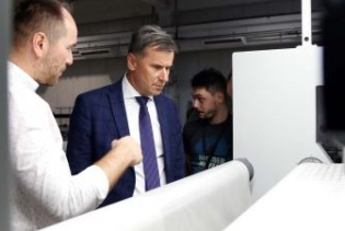 Novalić posjetio firmu koja će prva u BiH koristiti GMO u procesu farbanja tkanina
