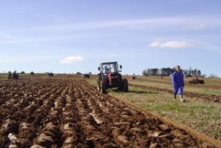 Ratari dižu ruke od oranica