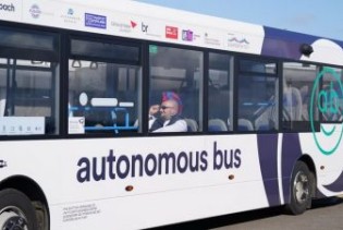 Autobus bez vozača prevezao prve putnike u Britaniji