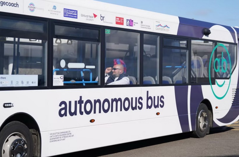 Autobus bez vozača prevezao prve putnike u Britaniji