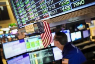 Dionice pale zbog rasta prinosa na obveznice: Dow izgubio 411 bodova