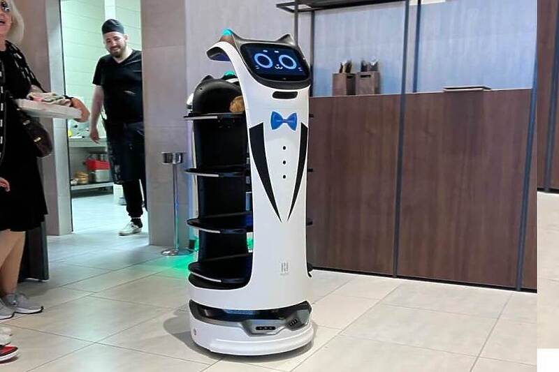 Prvi roboti konobari stigli u Bosnu i Hercegovinu, poslužuju goste u Derventi