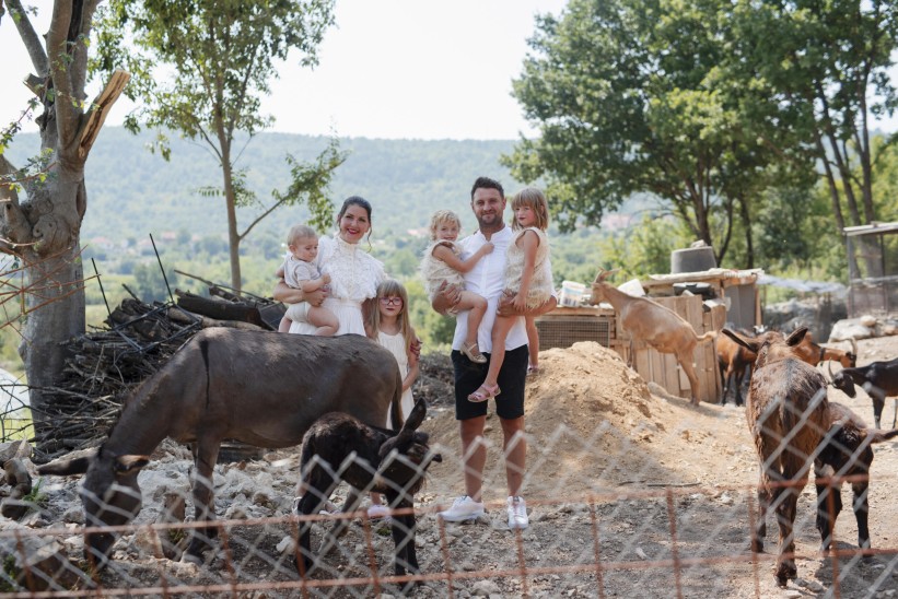 Porodica Bartolović se vratila iz Njemačke u Stolac, pokreću agroturizam i ovdje će upisati djecu u školu