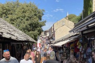 Lijepi jesenski dan: Stari grad u Mostaru prepun turista
