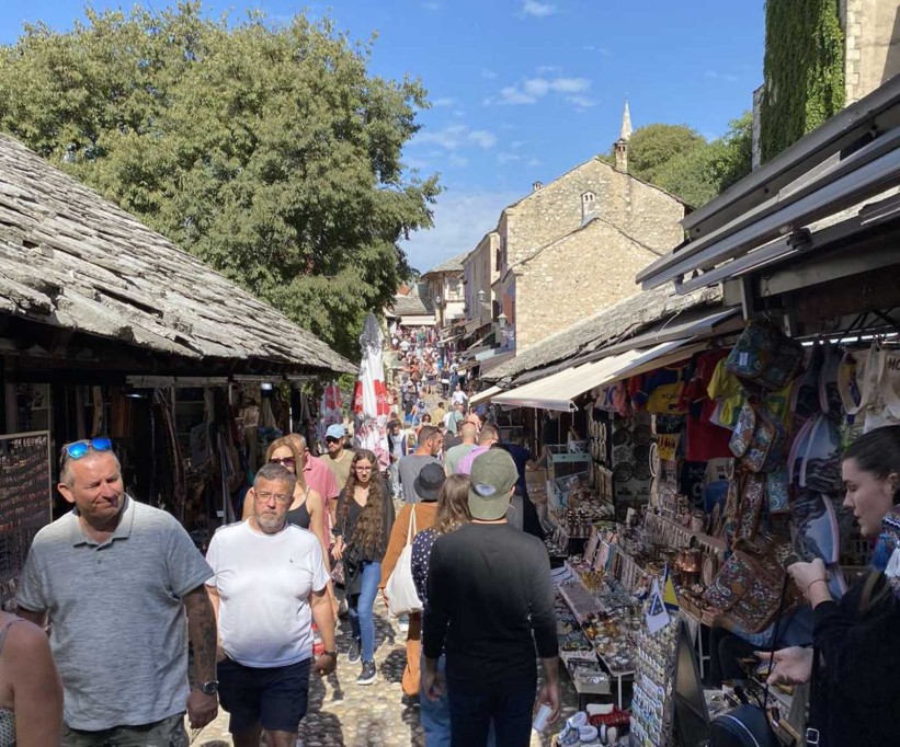 Lijepi jesenski dan: Stari grad u Mostaru prepun turista