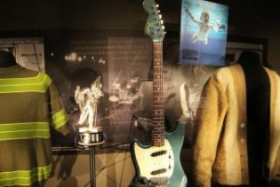 Gitara Kurta Cobaina na aukciji prodana za 1.5 miliona dolara